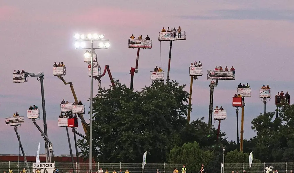 Al final, los hinchas recibieron un premio a su esfuerzo, pues su equipo ganó 58 a 32. Foto: Twitter.