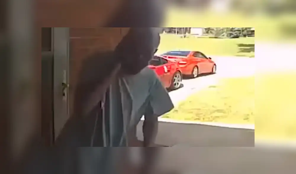 YouTube viral: criatura aparece de su escondite y le muerde la cara a un hombre [VIDEO] 