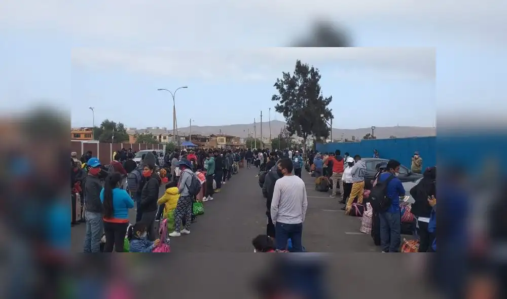 El grupo lleva varios días durmiendo fuera del terminal de Arica.