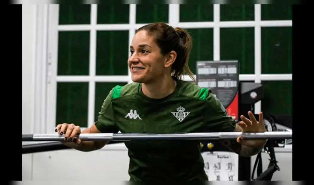 Real Betis: Ana María Romero la delantera que ejerce su profesión en medicina para atender a los pacientes de coronavirus. Real Betis: Ana María Romero la delantera que ejerce su profesión en medicina para atender a los pacientes de coronavirus.