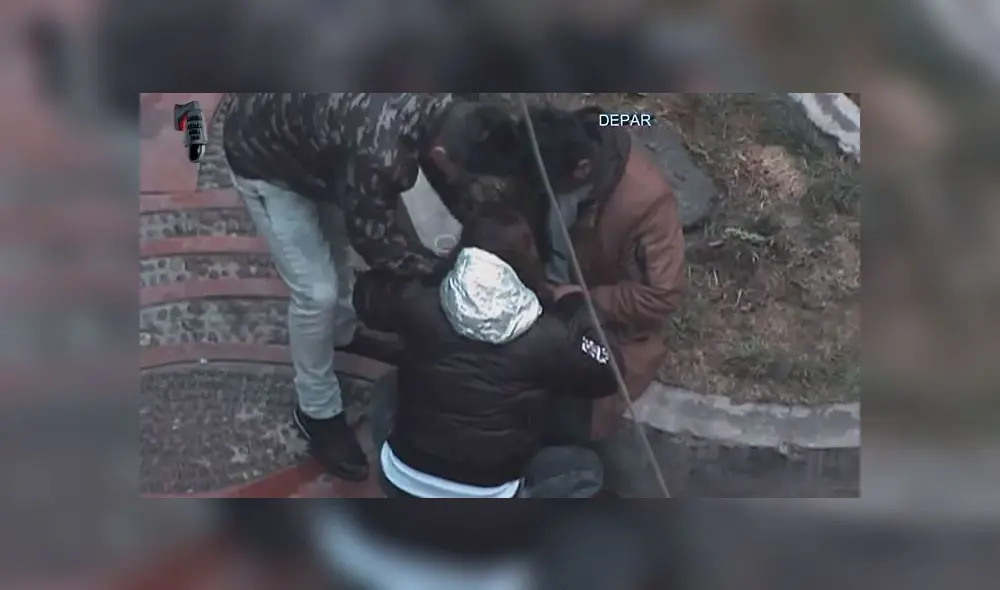 Sujetos fueron captados asaltando a un varón ebrio en Juliaca Sujetos fueron captados asaltando a un varón ebrio en Juliaca