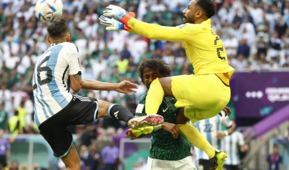 Yasser Al-Shahrani sufrió una lesión durante el partido contra Argentina y no seguirá en el mundial. Foto: EFE