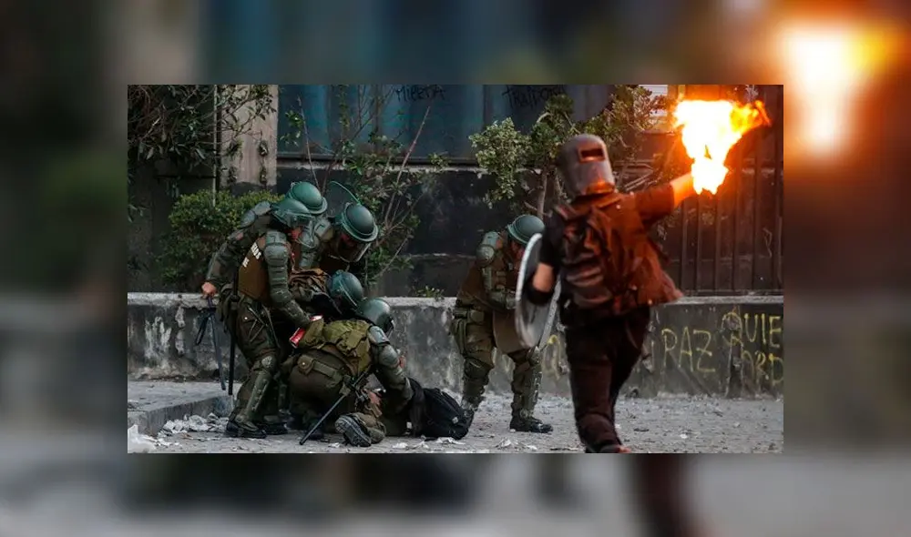 Un grupo de policías fue atacado con bombas molotov en medio de las protestas en Chile. Foto: AFP Un grupo de policías fue atacado con bombas molotov en medio de las protestas en Chile. Foto: AFP
