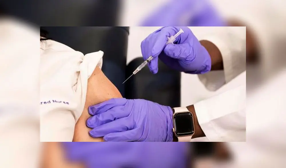 Stephanie Cal, una enfermera del Centro Médico Judío de Long Island, fue la primera en vacunarse contra la COVID-19 con la vacuna Pfizer. Foto: EFE