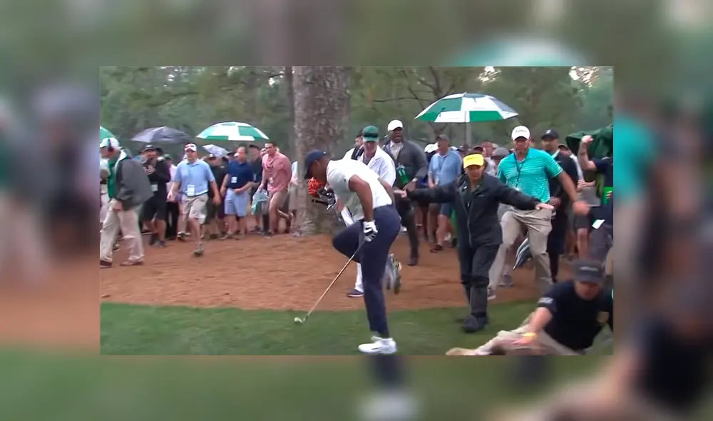 Tiger Woods cerca de sufrir dolorosa lesión por terrible blooper de miembro de seguridad [VIDEO]