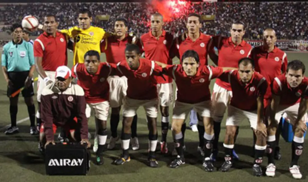 Universitario tuvo que usar camisetas pintadas con plumón porque olvidó llevar su indumentaria alternativa.