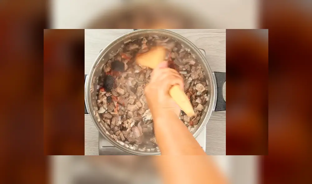 Añade los ajos, el ají panca, los guindones y pasas. Añade los ajos, el ají panca, los guindones y pasas.