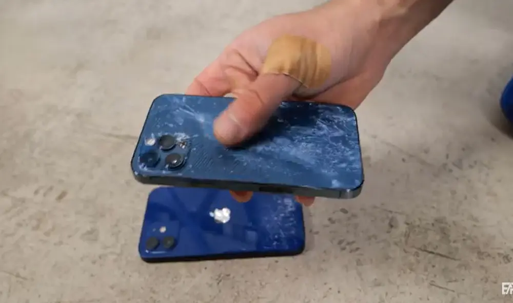 Luego de varias caídas, así terminó la parte trasera del iPhone 12. Foto: Captura de YouTube