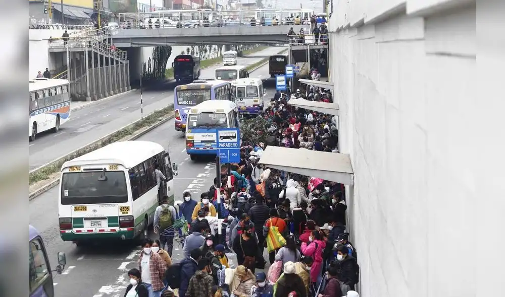 Reubicarán a comerciantes ambulantes que laboran en la av. Grau en parques zonales. Créditos: Flavio Matos / La República.