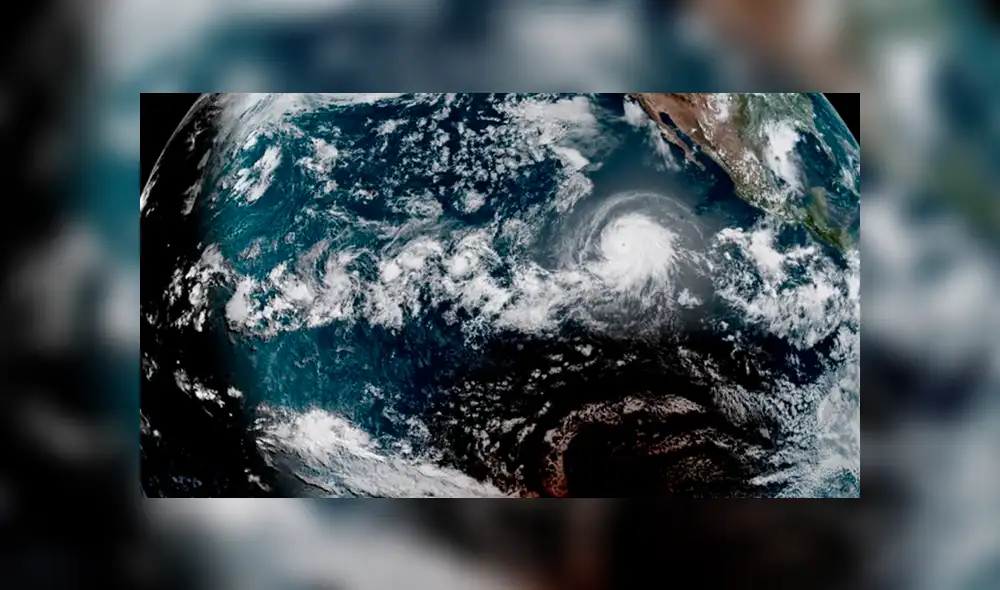 Imagen satelital capta el avance del eclipse solar total junto al huracán Bárbara. Foto: NOAA Imagen satelital capta el avance del eclipse solar total junto al huracán Bárbara. Foto: NOAA