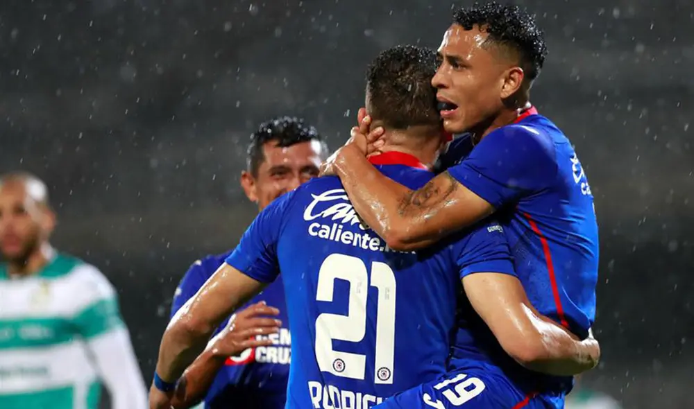 Cruz Azul consiguió su primer triunfo en el Torneo Apertura de la Liga MX 2020 contra Santos. Foto: EFE.