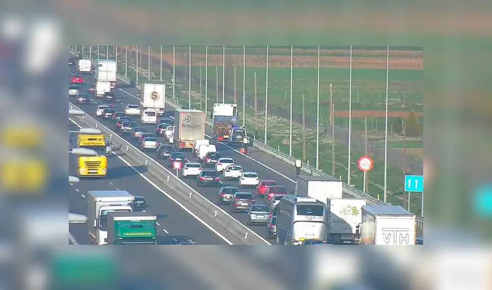 El choque de dos camiones se dio cerca a la localidad de Alcalá en Madrid.