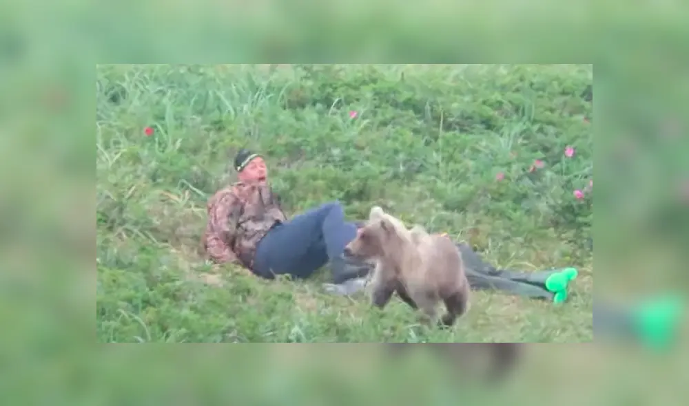 Unos chicos pasaron el susto de sus vidas mientras dormían en una pradera de Rusia. Foto: captura