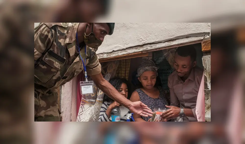 Soldados entregan gratuitamente a la familias una "cura" contra el coronavirus. Foto: AFP