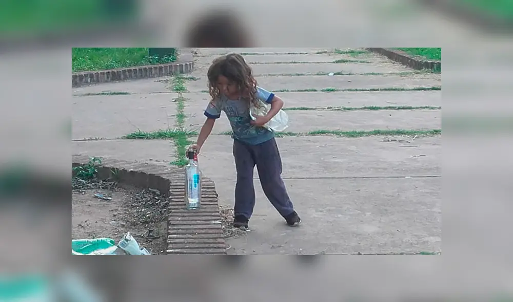 Niño recoge la basura de una plaza abandonada para que otros puedan jugar [FOTOS]