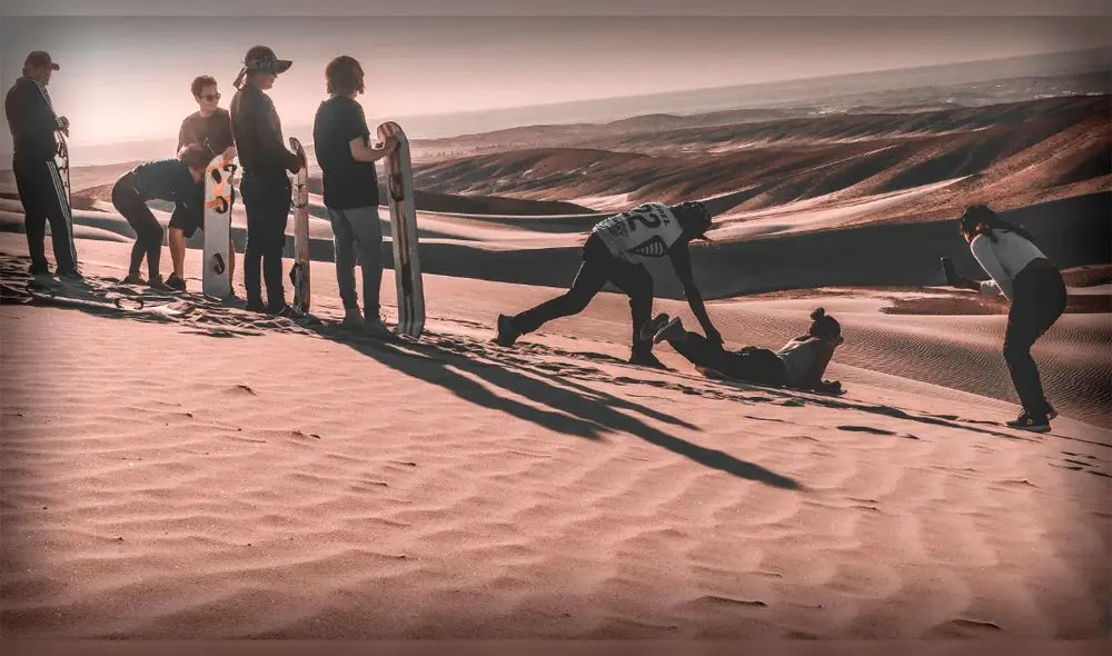 Sandboarding en familia, es el nuevo ofrecimiento de los guías de turismo en Arequipa. Foto: Alexei López