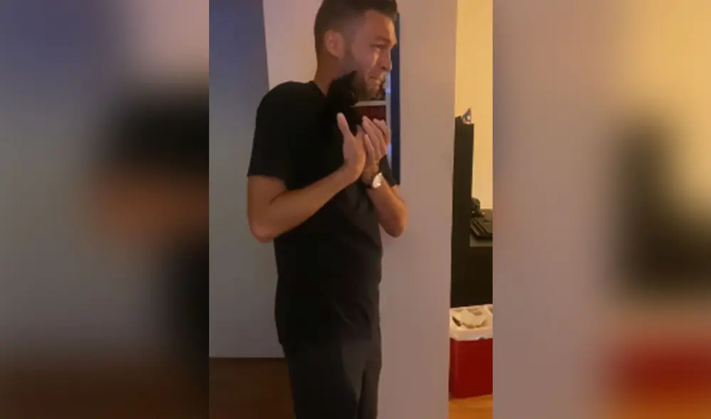 El muchacho no pudo contener su emoción al tener en sus brazos al pequeño felino que tanto anhelaba. Desliza para ver más imágenes. Foto: captura de YouTube