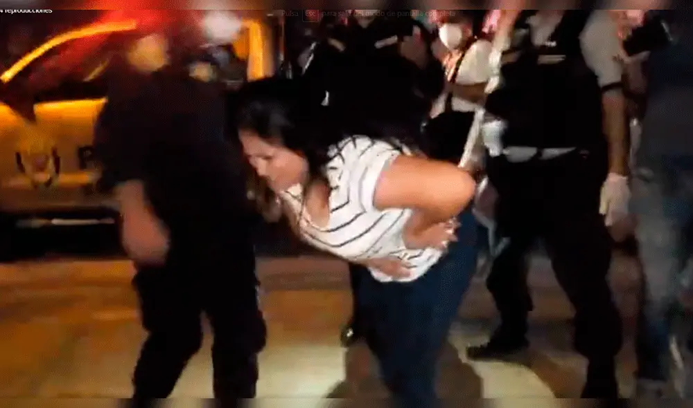 Mujer finge embarazo para evitar ser detenida.