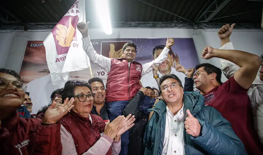 CELEBRA. Rohel Sánchez con sus simpatizantes después que dos flashes electorales confirmaran su victoria. Dijo que él aguardará los resultados oficiales para conformar sus equipos de trabajo. Foto: Rodrigo Talavera/La República CELEBRA. Rohel Sánchez con sus simpatizantes después que dos flashes electorales confirmaran su victoria. Dijo que él aguardará los resultados oficiales para conformar sus equipos de trabajo. Foto: Rodrigo Talavera/La República