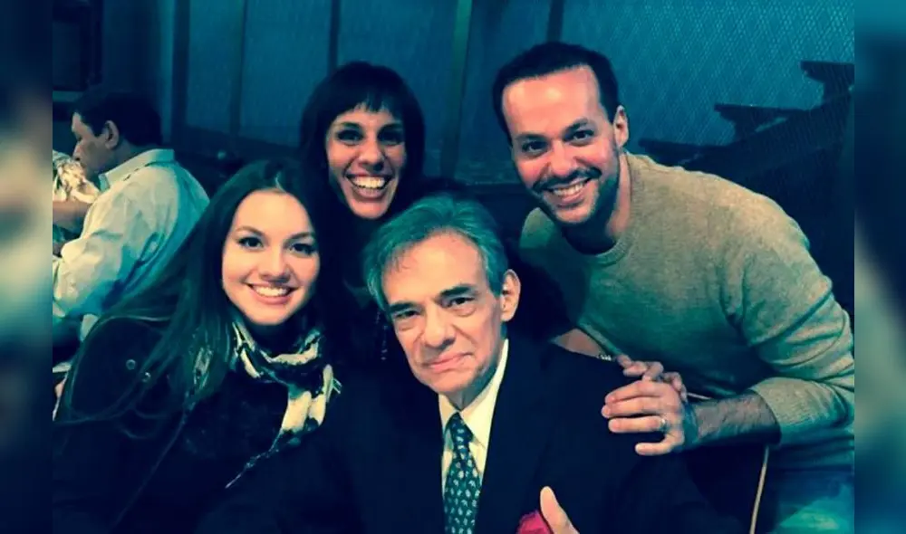 Sarita, Maryso y José Joel al lado de José José Sarita, Maryso y José Joel al lado de José José