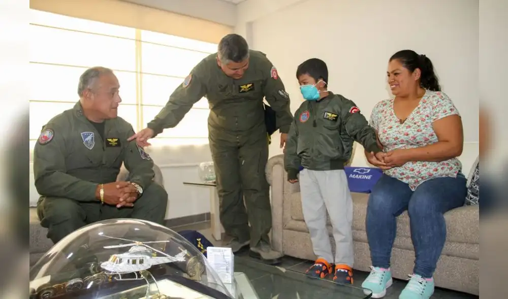 Niño que recibió trasplante de corazón conoce a pilotos que trasladaron órgano [VIDEO]