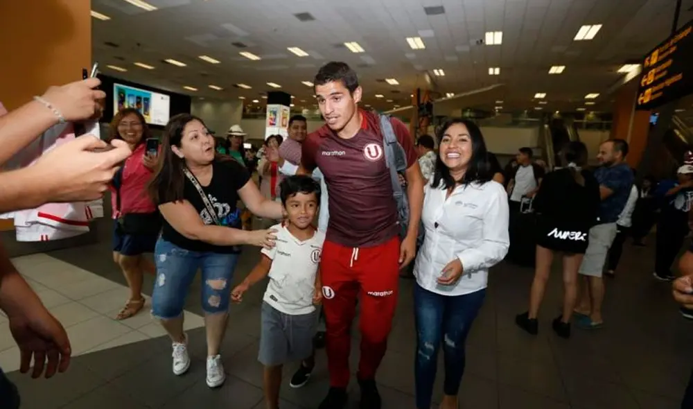 Las mejores imágenes que dejó el recibimiento del hincha a Universitario de Deportes. Foto: Violeta Ayasta Las mejores imágenes que dejó el recibimiento del hincha a Universitario de Deportes. Foto: Violeta Ayasta