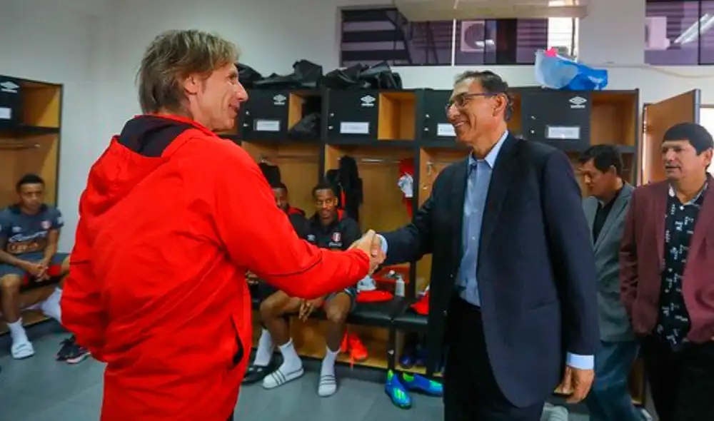 Ricardo Gareca saludando al presidente Martín Vizcarra. | Foto: @TuFPF Ricardo Gareca saludando al presidente Martín Vizcarra. | Foto: @TuFPF