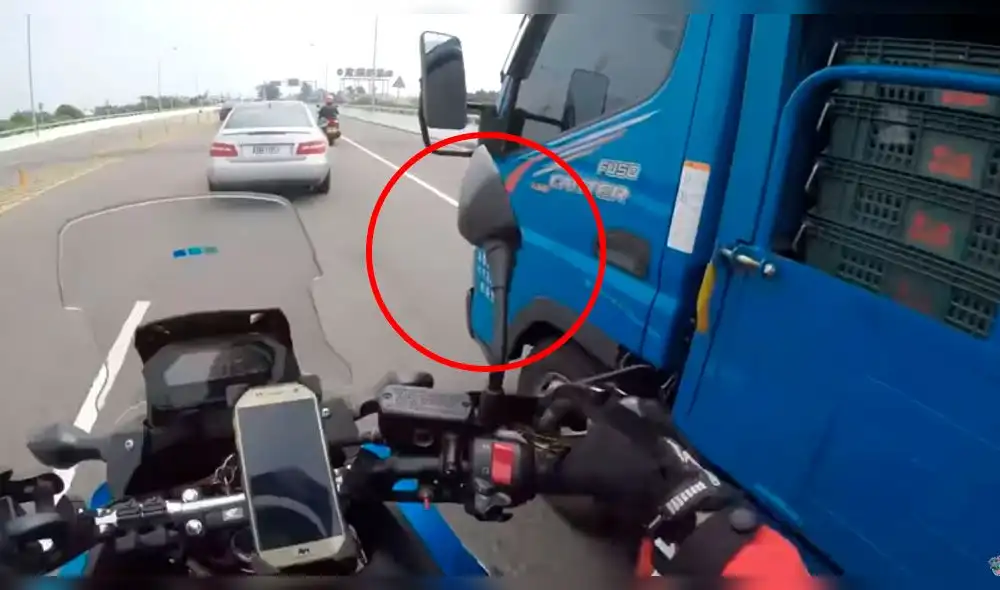 YouTube: Camionero choca con el retrovisor de motociclista y recibe inesperada lección