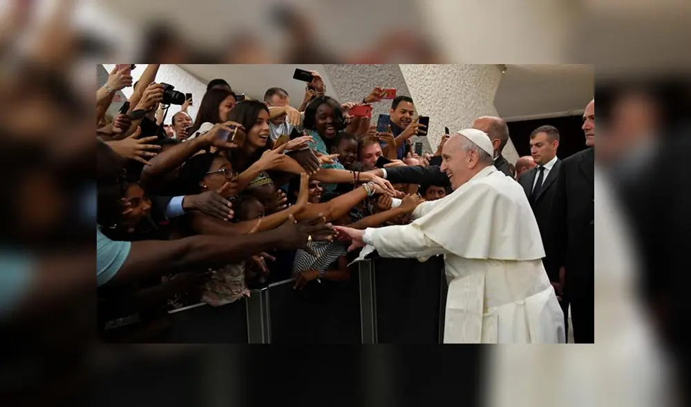 Niña irrumpe durante audiencia del Papa Francisco en el Vaticano [VIDEO]