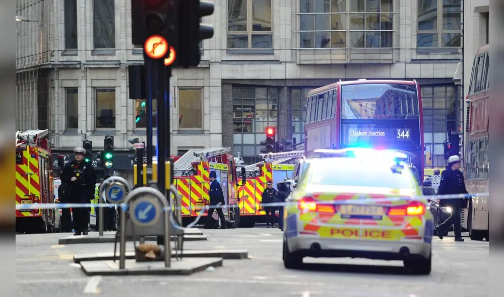 Dos personas murieron y el agresor fue abatido a tiros por la policía británica. Foto: AFP. Dos personas murieron y el agresor fue abatido a tiros por la policía británica. Foto: AFP.