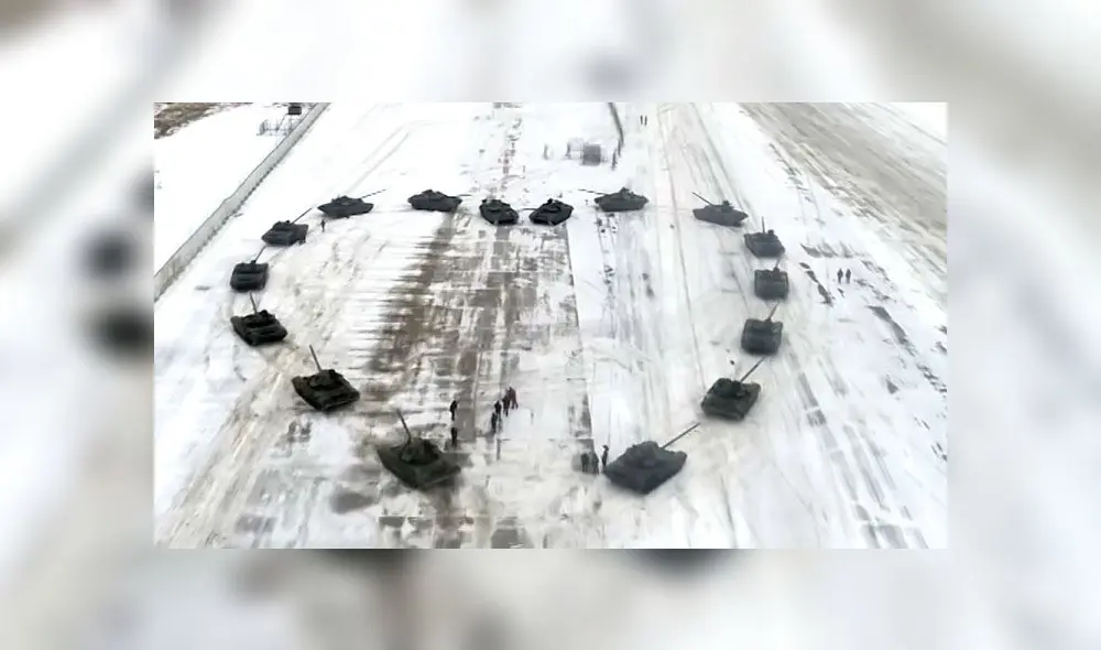 Militar ruso le pide matrimonio a su novia con un corazón hecho de tanques [VIDEO]