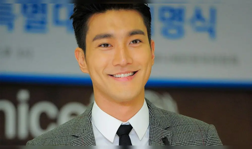 Siwon de Super Junior se paseó de incógnito para tomar fotos junto a carteles por su cumpleaños.