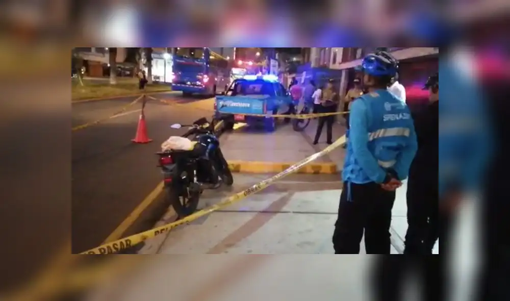 Antes de la balacera, los cómplices de los delincuentes en moto habrían estado siguiendo a los ocupantes de la camioneta. (Foto: Joel Robles / La República) Antes de la balacera, los cómplices de los delincuentes en moto habrían estado siguiendo a los ocupantes de la camioneta. (Foto: Joel Robles / La República)