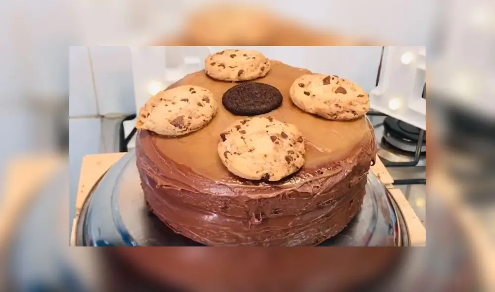 Desliza las imágenes para ver la sencilla receta del pastel de chocolate en una sartén.