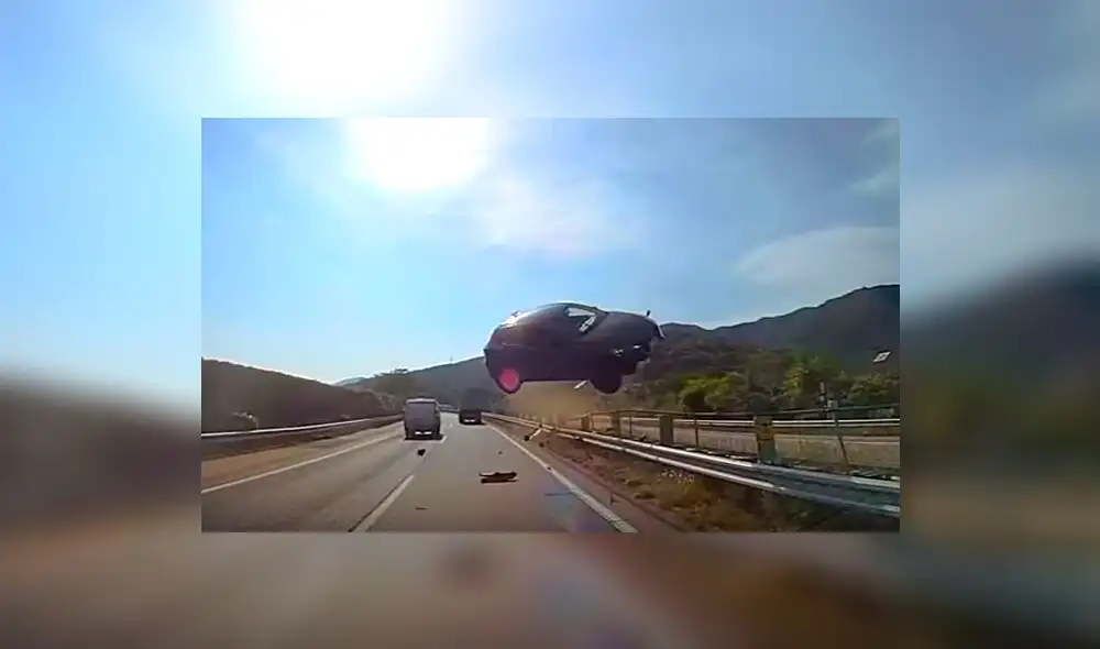 YouTube: Auto vuela y se estrella contra autobús en un accidente mortal [VIDEO]