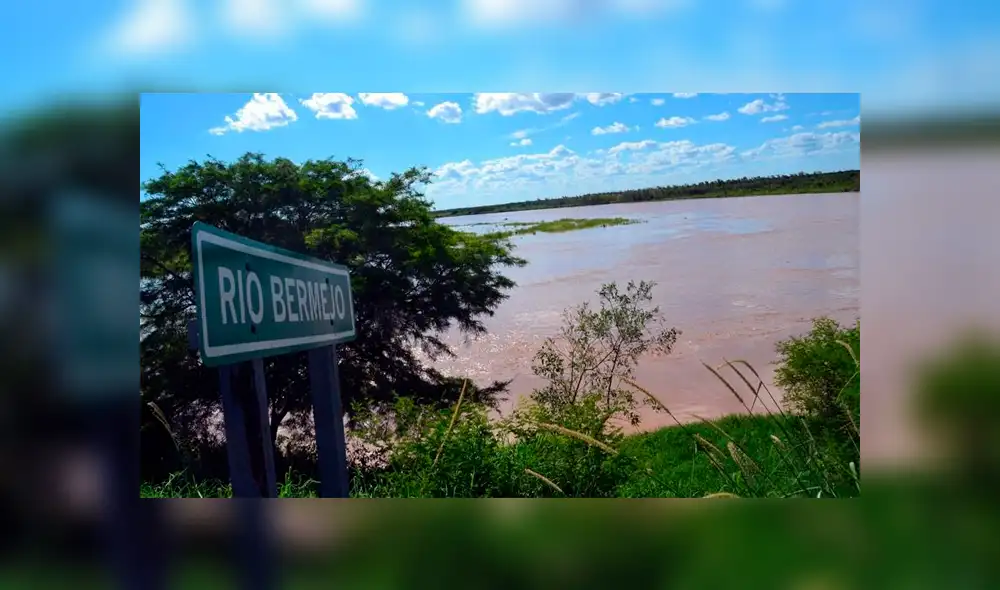 Un hombre desesperado por la difícil situación económica decidió ir a cobrar el bono nadando. Un hombre desesperado por la difícil situación económica decidió ir a cobrar el bono nadando.