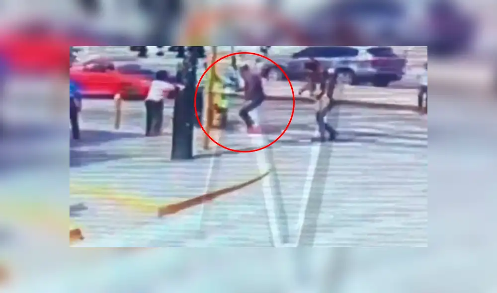 Peatón dispara a ladrón que fugaba en motocicleta luego de robar 10 mil soles | VIDEO