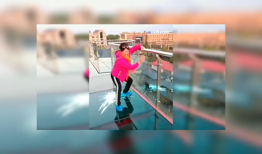En Facebook, una señora se llevó el susto de su vida al cruzar un gigantesco puente de vidrio en China. En Facebook, una señora se llevó el susto de su vida al cruzar un gigantesco puente de vidrio en China.