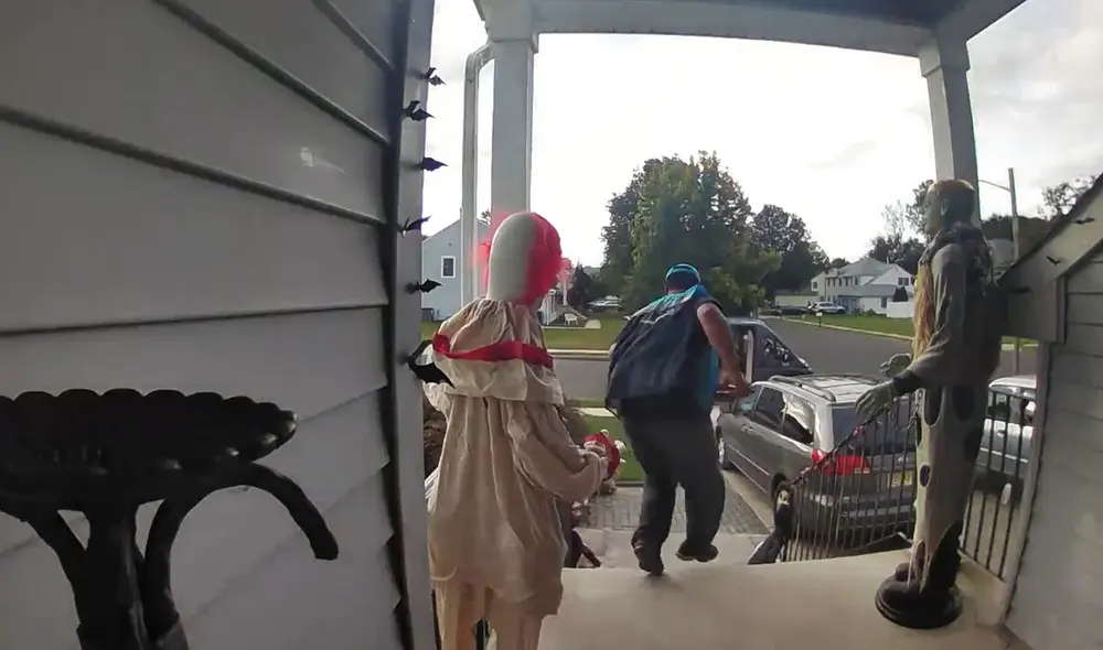 El repartidor no resistió ver cómo los payasos mecánicos se movían. Foto: captura de YouTube