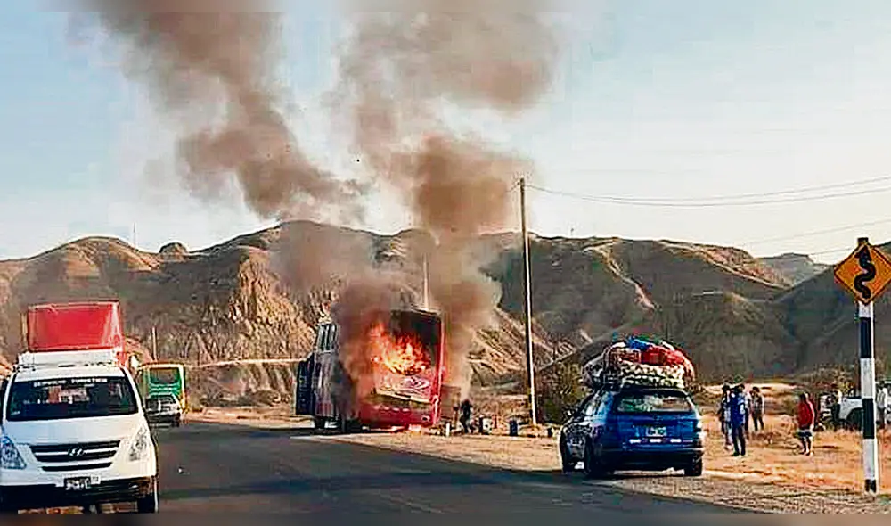 Fuego. Bus de empresa San Mateo se incendió en Talara.