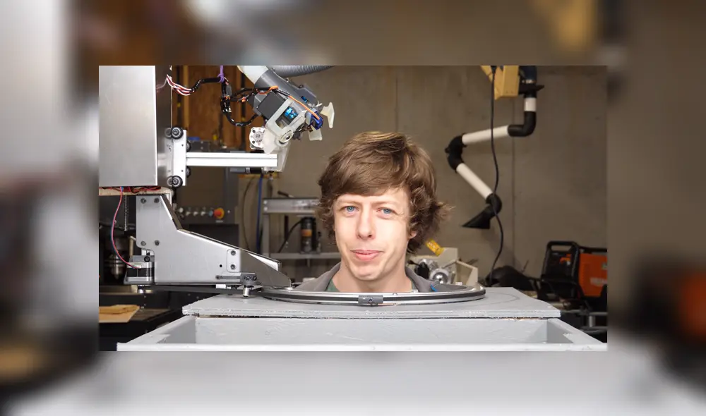 El joven construyó un robot para que le cortara el cabello al estilo que él quisiera. Foto: YouTube El joven construyó un robot para que le cortara el cabello al estilo que él quisiera. Foto: YouTube