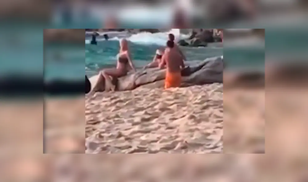 Facebook viral: mujer presume sexy pose frente a la playa, pero enorme ola la hunde [VIDEO] 