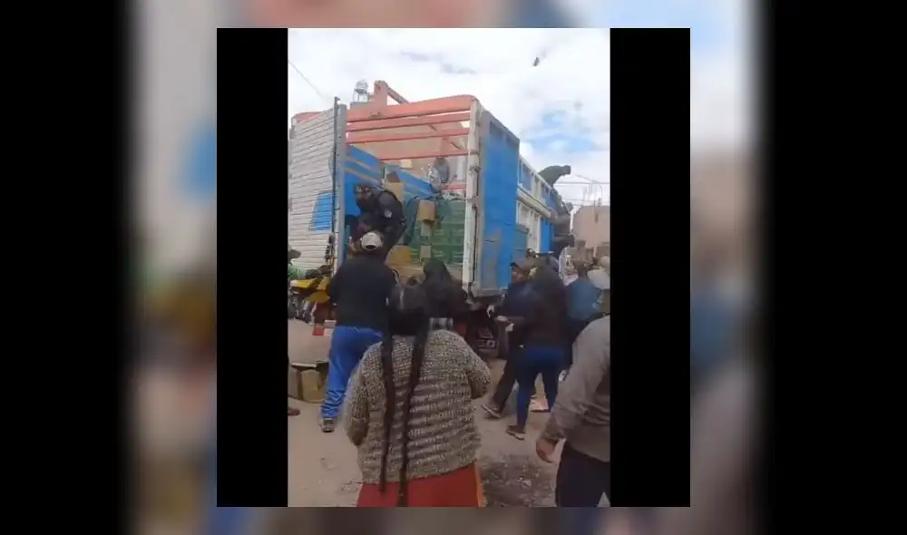 Contrabandistas evitan decomiso de mercadería. Foto: captura Noticias del Sur – Juliaca