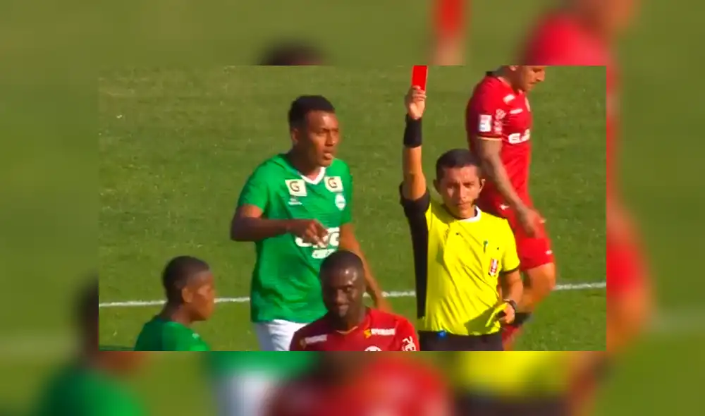 El defensa se fue pronto a las duchas. Créditos: Captura de tv