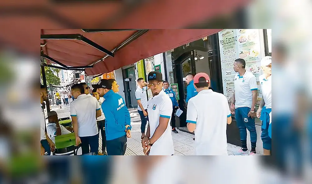 En buenos aires. Futbolistas de Binacional pasean por las calles de la capital de Argentina..