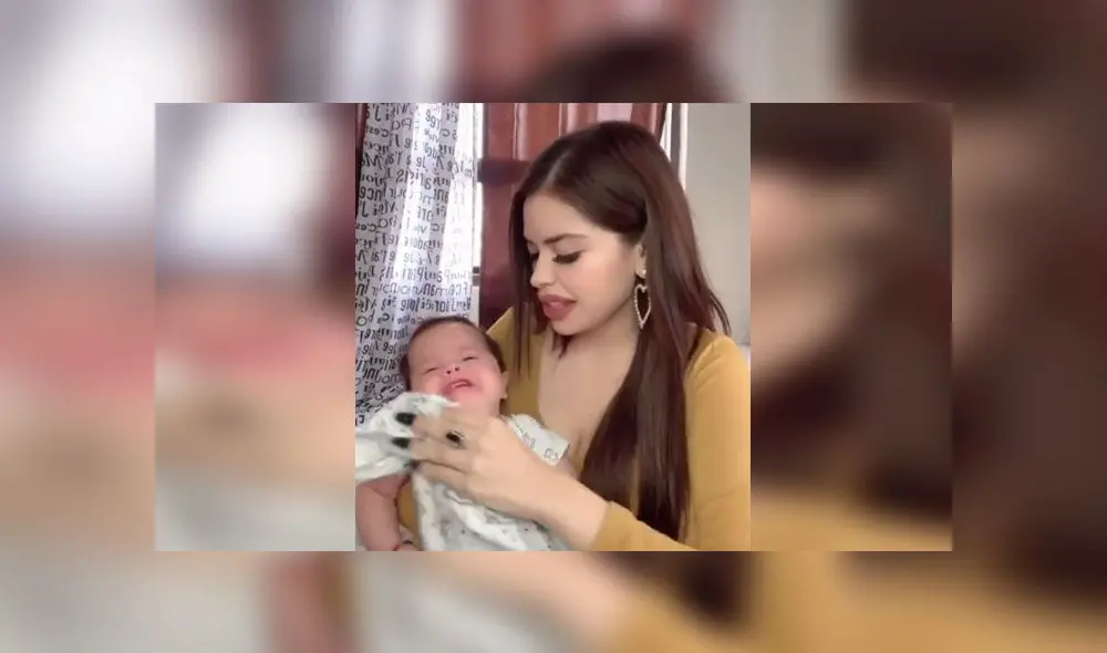 Bebé escucha a su madre cantar y no puede evitar vomitar [VIDEO]