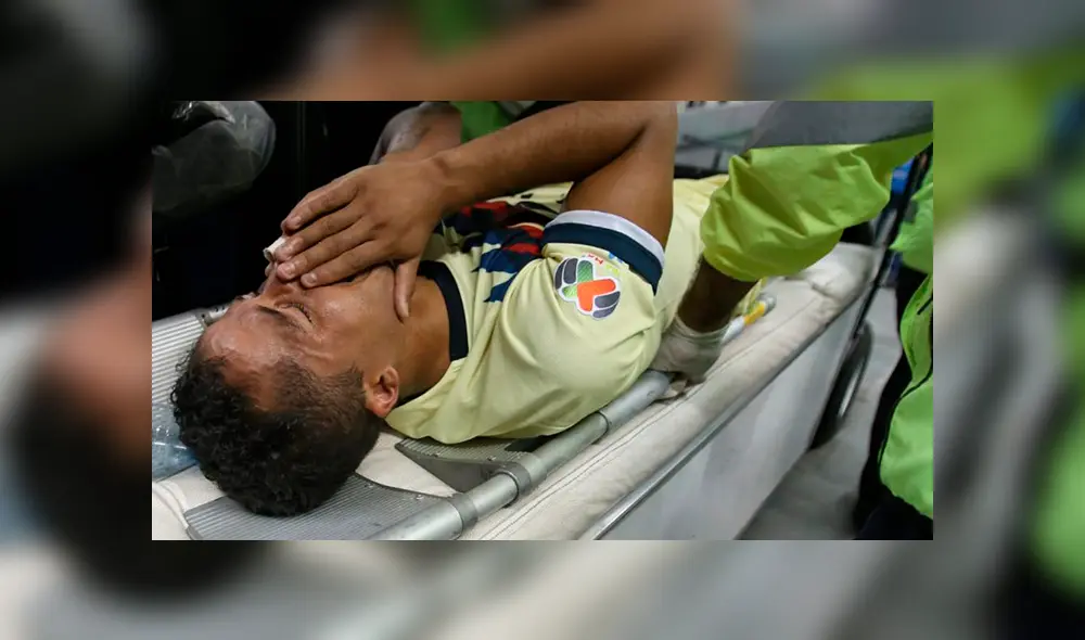 El jugador fue trasladado a un hospital para conocer la gravedad del golpe. Créditos: EFE