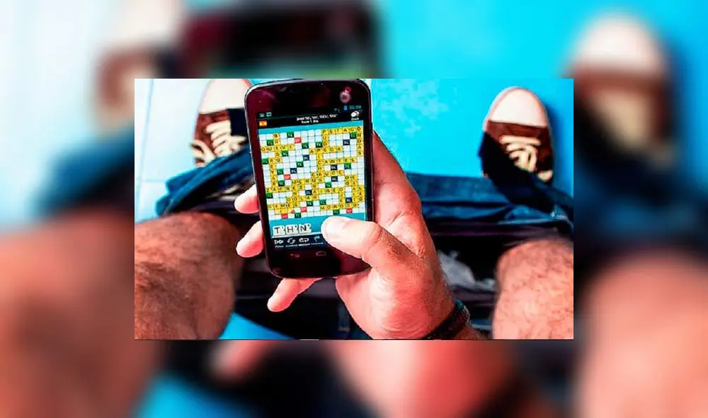 Advierten que usar el celular en el baño es riesgoso para la salud