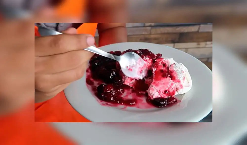 Desliza las imágenes para ver cómo luce este costoso postre vendido en una pastelería peruana. Foto: Desbalanceados/YouTube