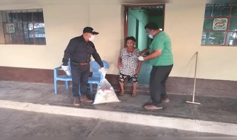 Observan entrega de canastas en el distrito de Tumán.